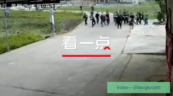 新援群体中路直塞制造单刀，跑位默契成就进攻亮点
